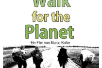 Filmplakat Walk the Planet - Vier Personen mit Rucksack laufen entlang einer Straße zwischen Feldern.