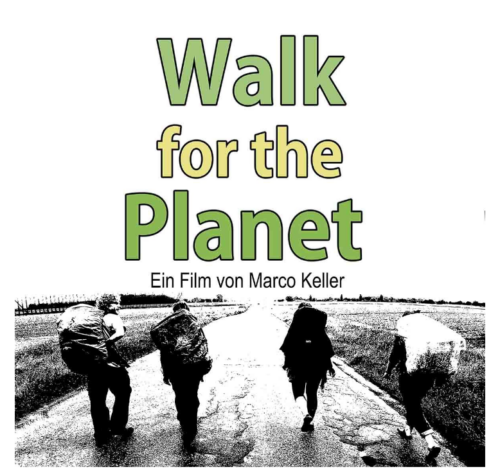 Filmplakat Walk the Planet - Vier Personen mit Rucksack laufen entlang einer Straße zwischen Feldern.